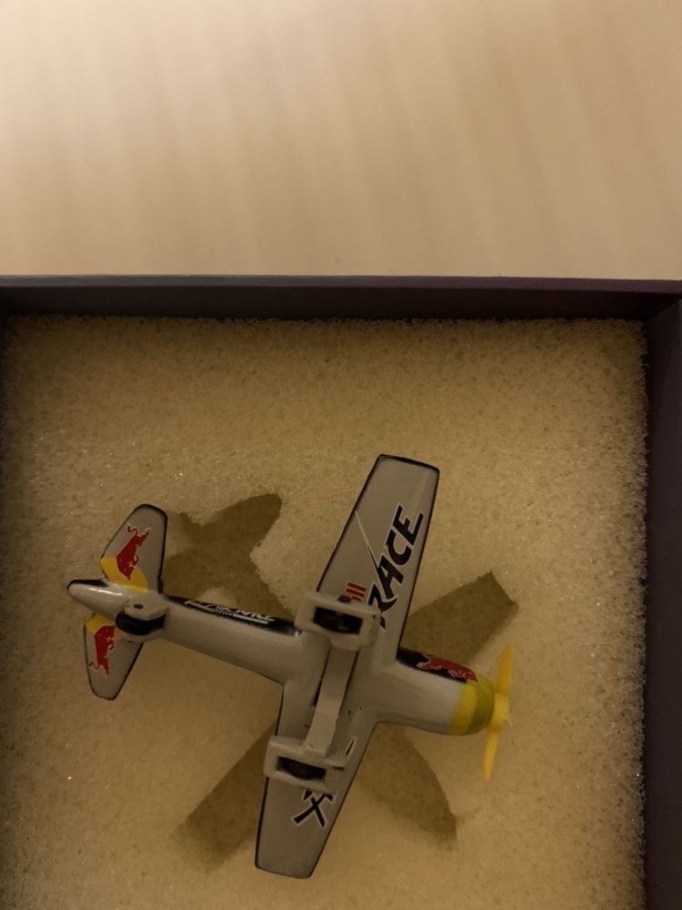 Aviao avioneta  miniatura Red Bull ediçao colecionador