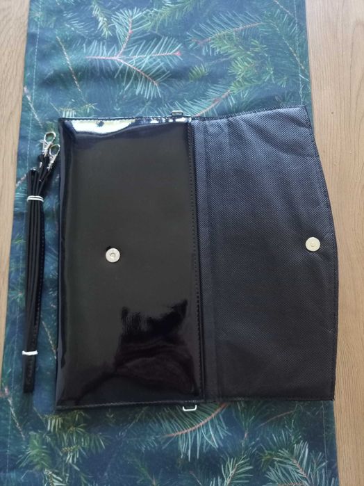 Czarna elegancka kopertówka torebka duża 31 cm z paskiem