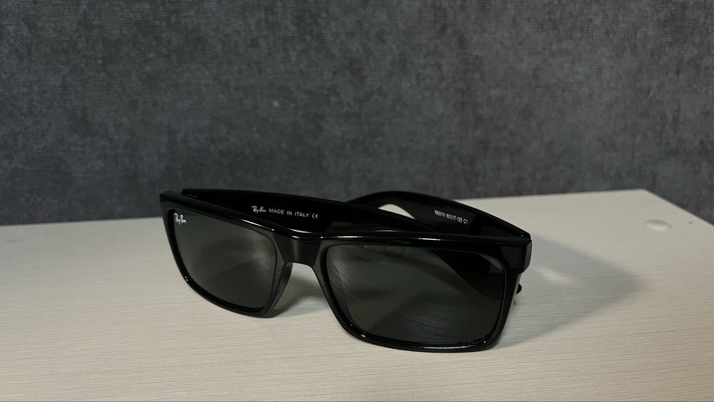 Окуляри RayBan оригінальні в гарному стані без подряпин.