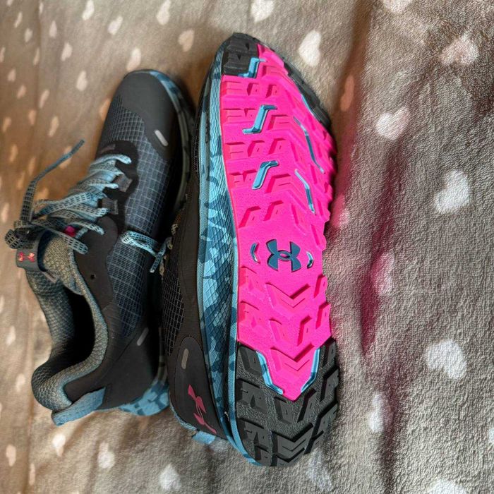 Спортивні кросівки