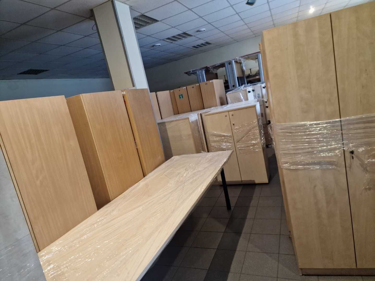 Biurka zwykłe i zabudowane do pokojów uczniowskich, szkół, biur SPORO!