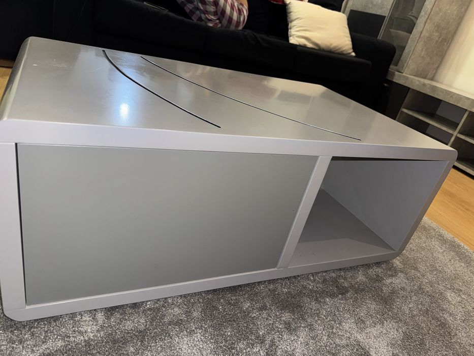 Mesa de centro de sala de estar em cinza lacado