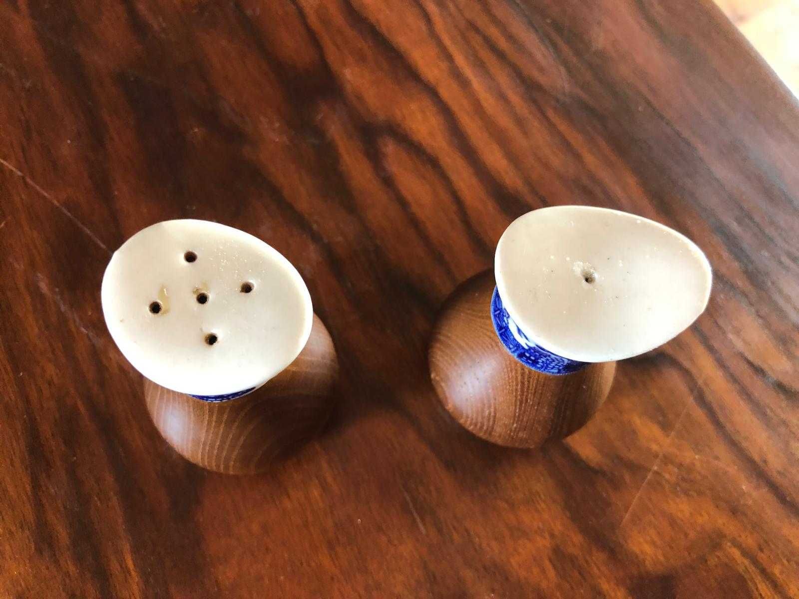 Saleiro e Pimenteiro, porcela e madeira.