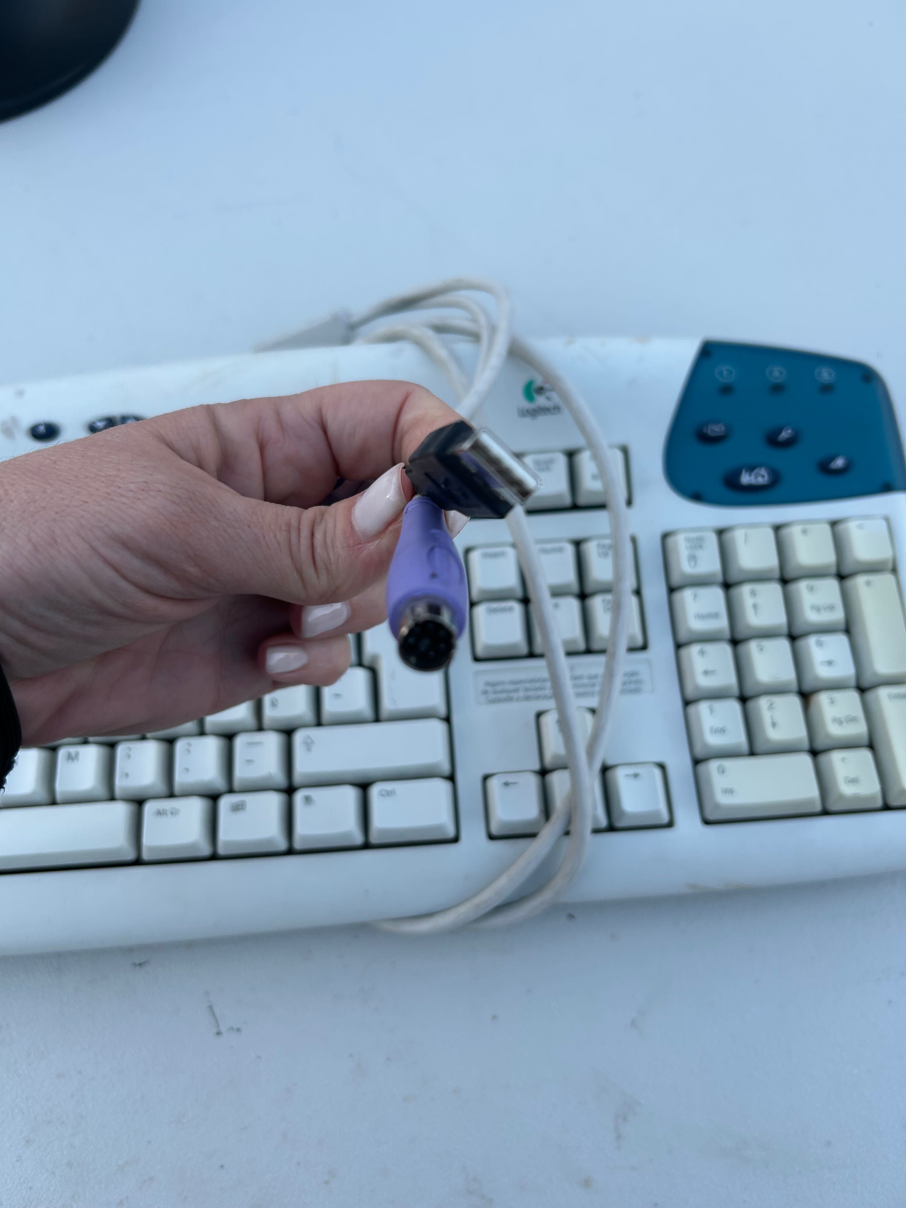 Teclado Logitech PS/2 e USB Com marcas de uso e de estar guardado