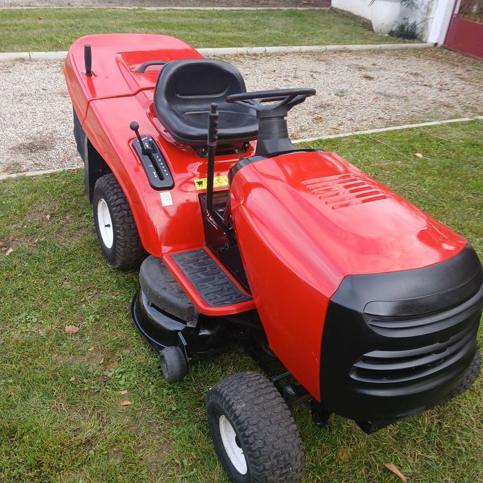 Tractor corta relva ou ervas selvagem