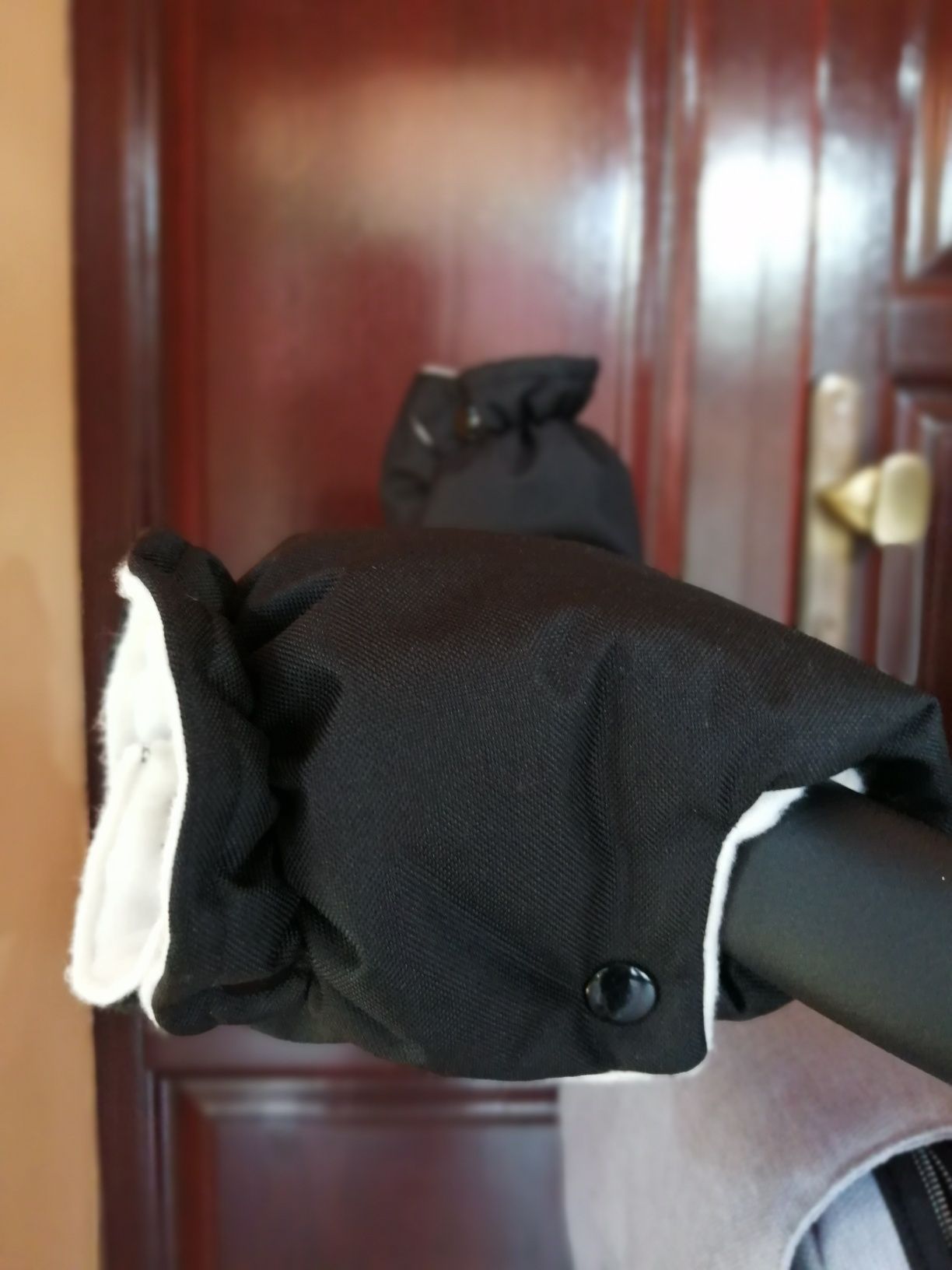 Czarne rękawice mufki do wózka lub sanek z tkaniny impregnowanej