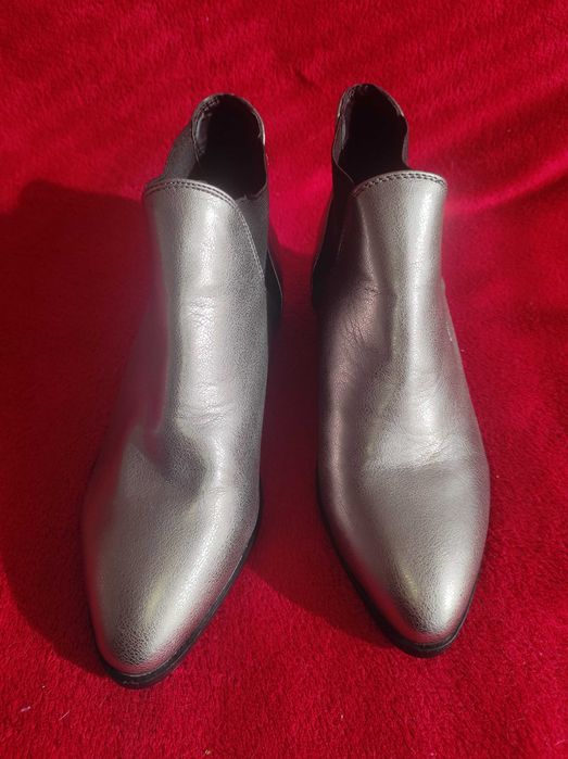 Черевики козаки жіночі на низьких підборах primark 5р (38) срібного