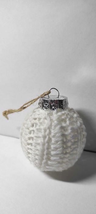 Białe szydełkowe bombki, rękodzieło, z plastikowym wypełnieniem