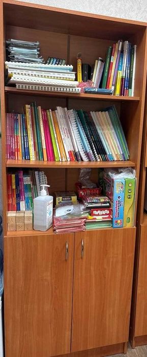 Продаю офісні меблі (шафи, стільці та тумби)