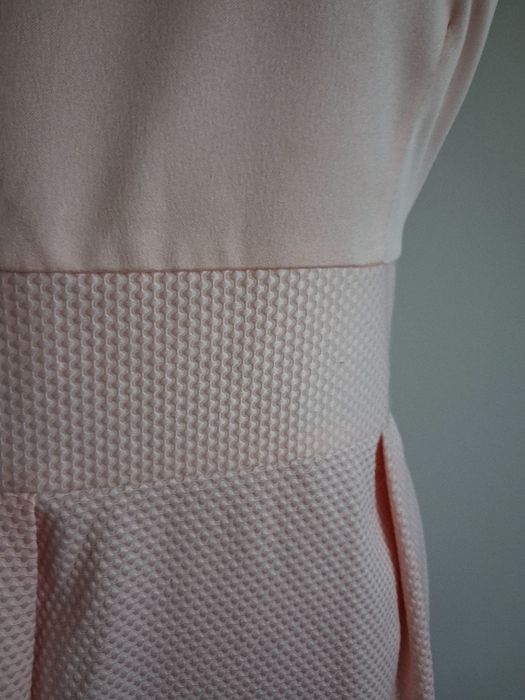 Sukienka elegancka róż w łosoś z dopasowanym cieniutkim szalem r 40/42