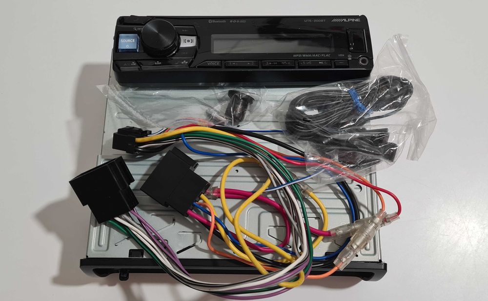 Auto-rádio Alpine UTE-200BT em caixa c/ novo, tem Bluetooth