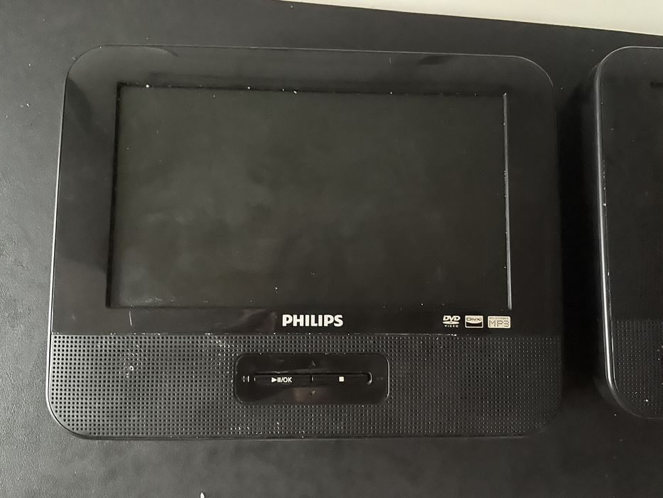 Dwa małe telewizorki przenośne do samochodu