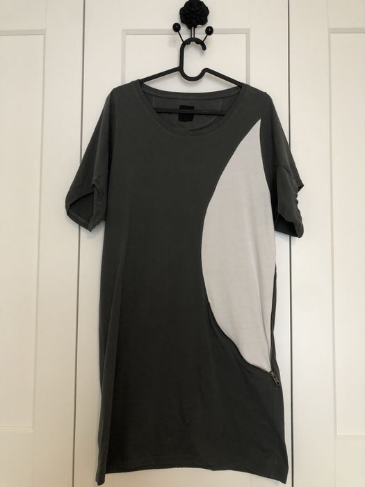 Sukienka szara z zamkiem, marka Gsus – oryginalny design