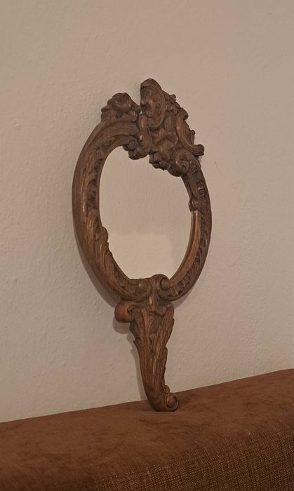 zabytkowe lustro w drewnianej rzeźbionej ramie