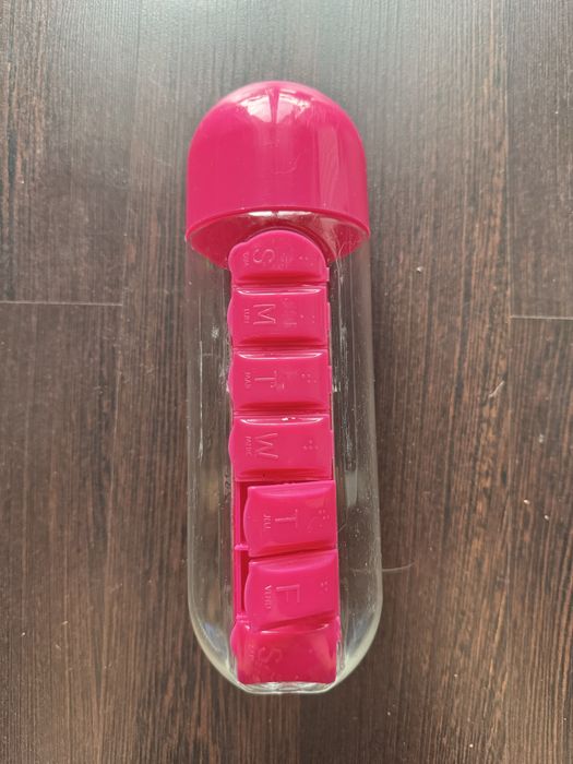 Butelka na wode z pojemniczkami na leki/suplementy