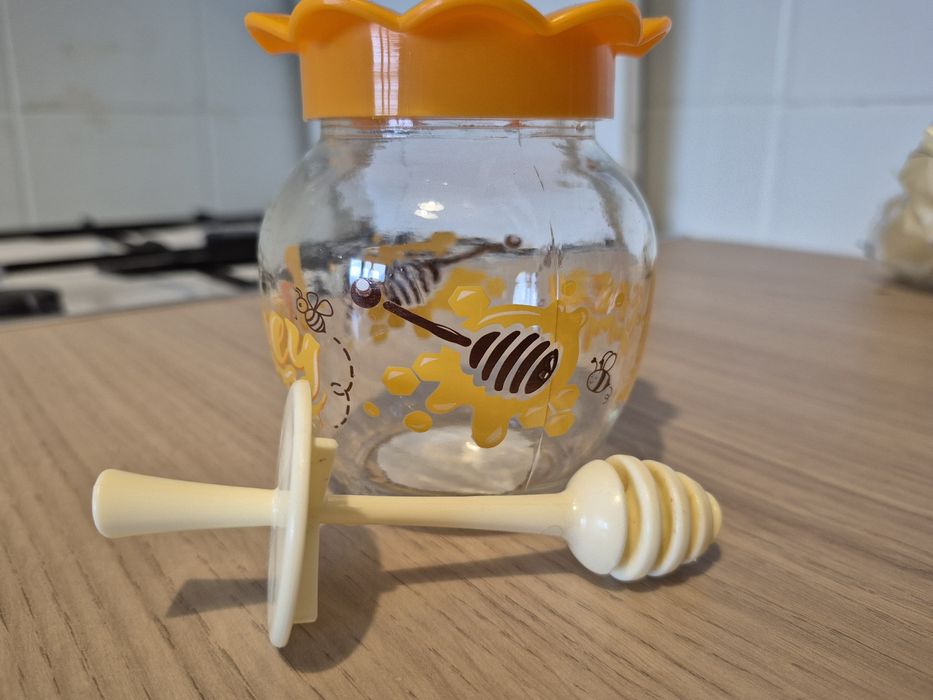 Szklany słoik z nabiernikiem do miodu