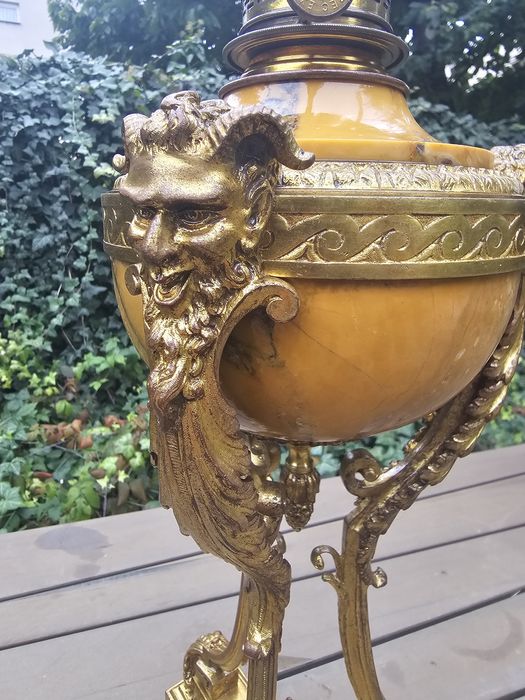 Empirowa lampa naftowa. Braz zlocony i marmur