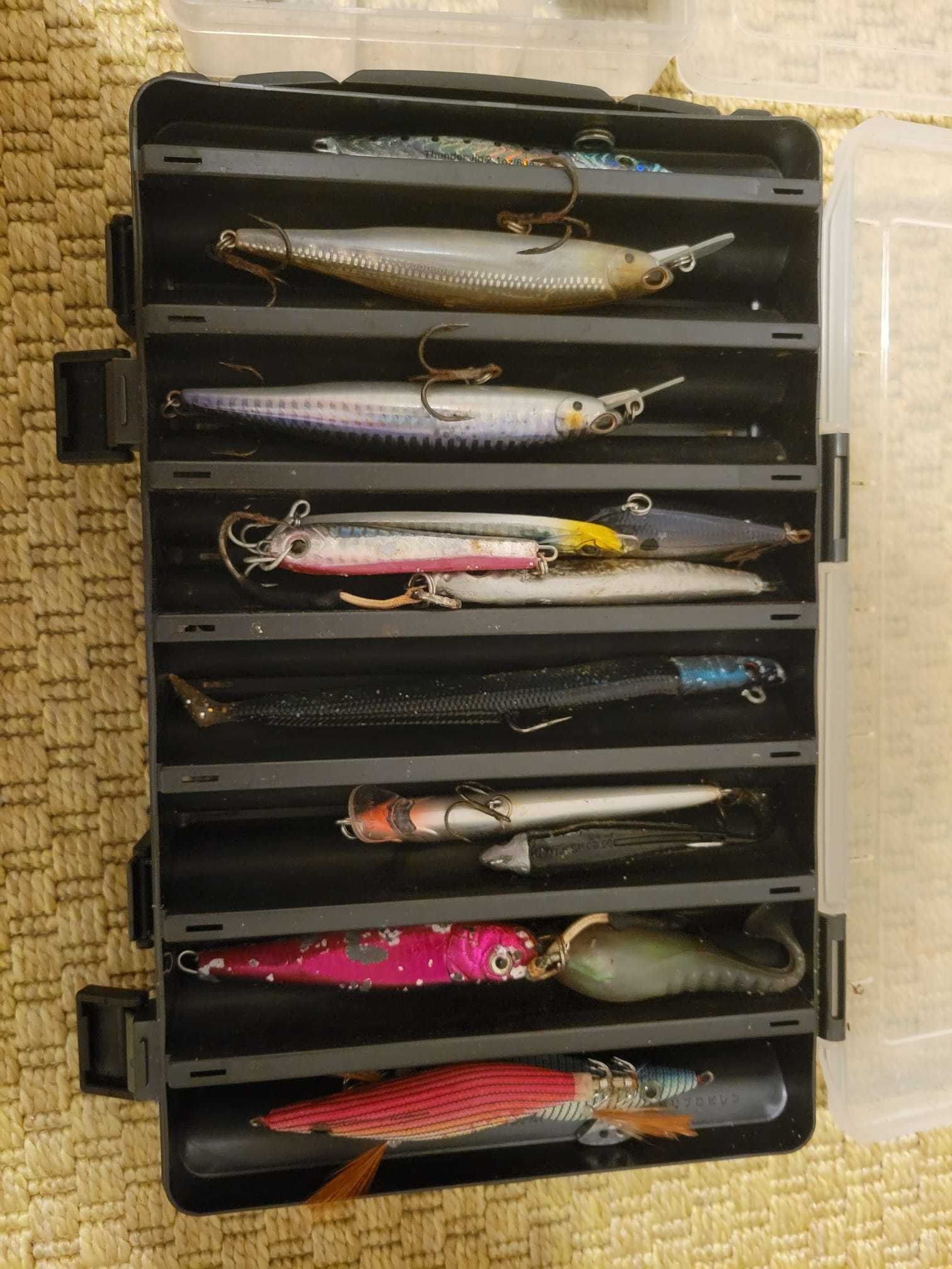 Caixa com iscas de pesca