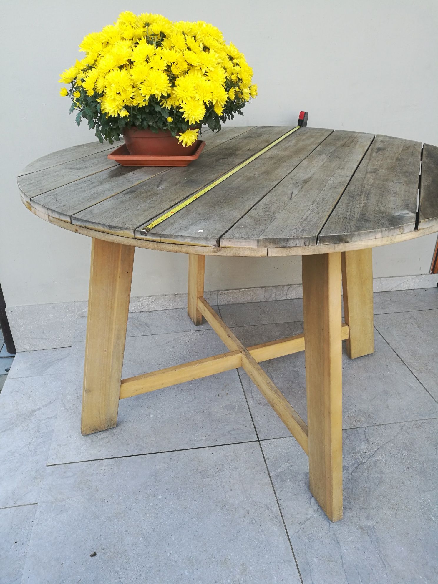 Śliczny stół drewniany ogrodowy