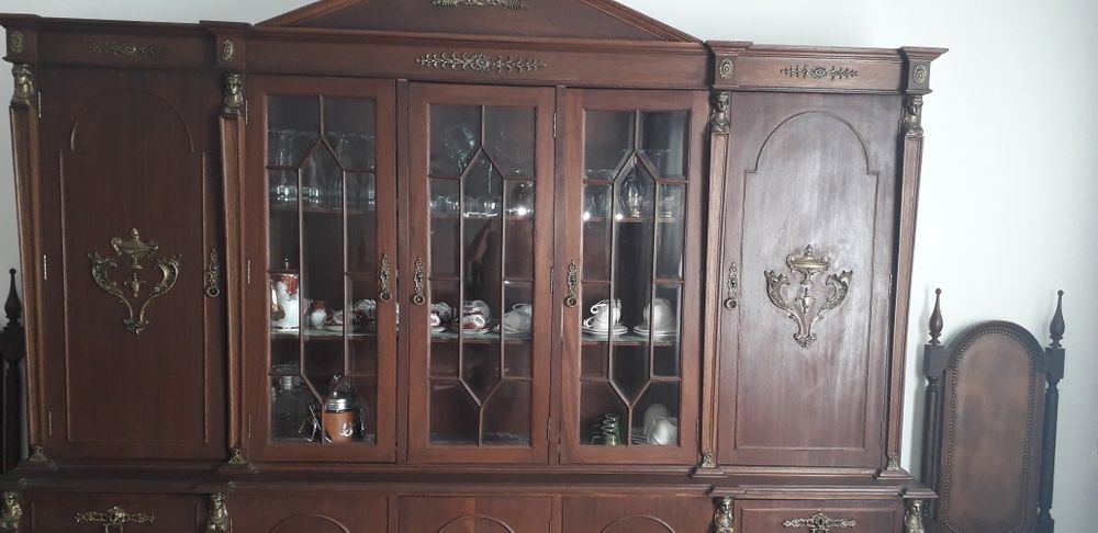 Móveis sala - mesa 10/12 pessoas + 8 cadeiras + louceiro grande