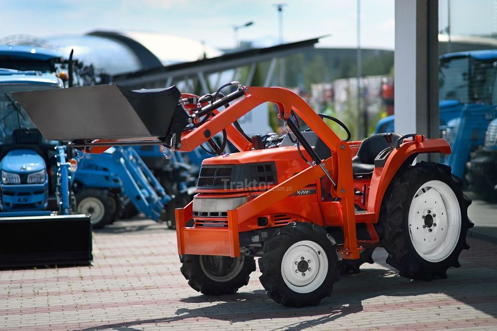 Ciągnik Kubota GT3D 4x4 - 21KM z przednim ładowaczem