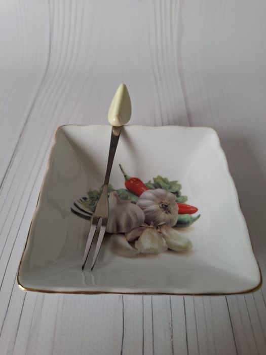 Тарелочка с декоративной вилочкой