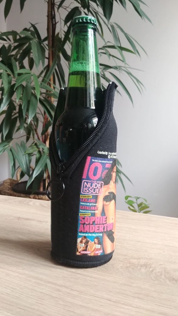 Czarny pokrowiec z pianki na butelkę