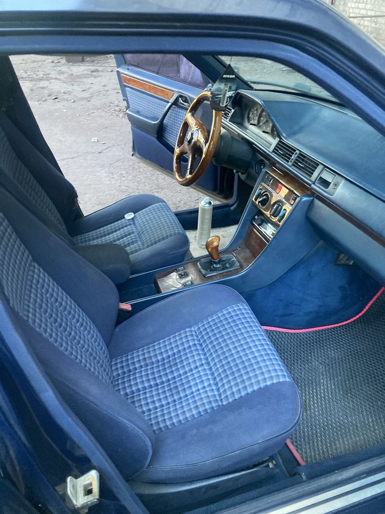Автомобиль меседес W124