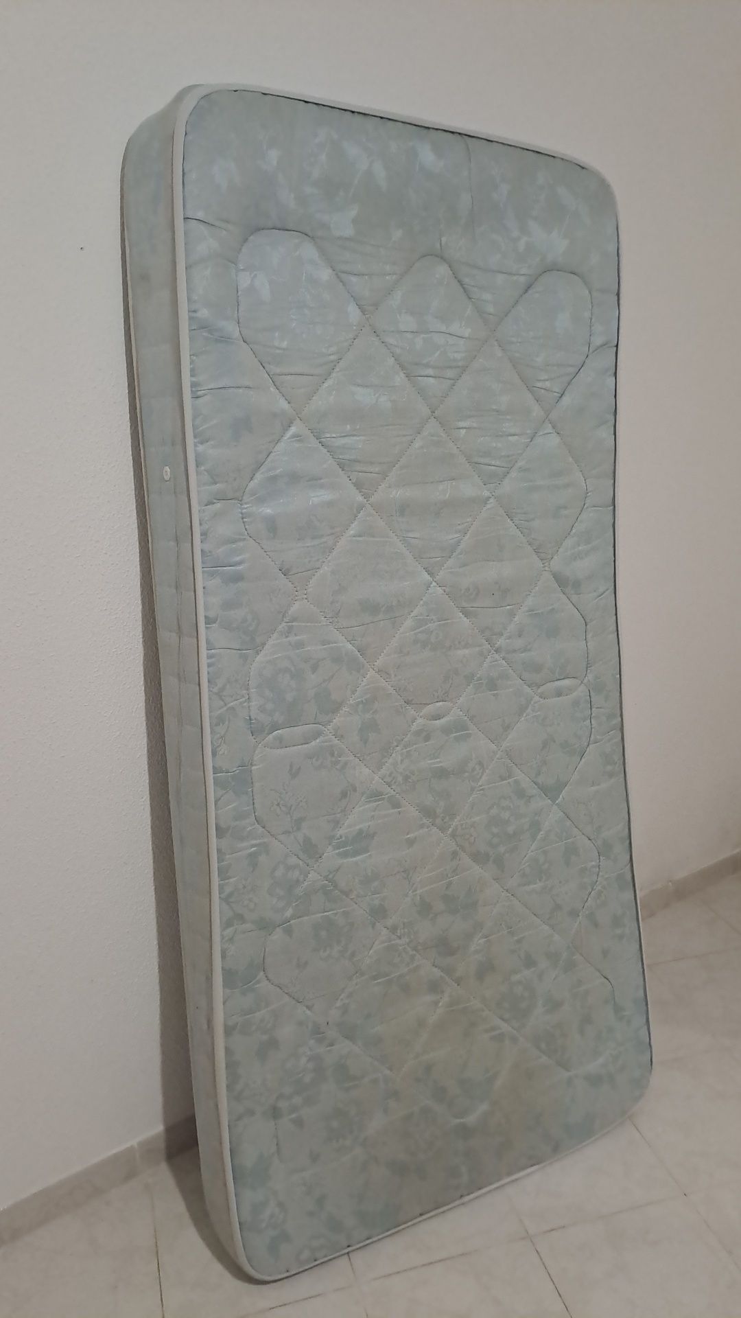 Cama solteiro com gavetas e colchão