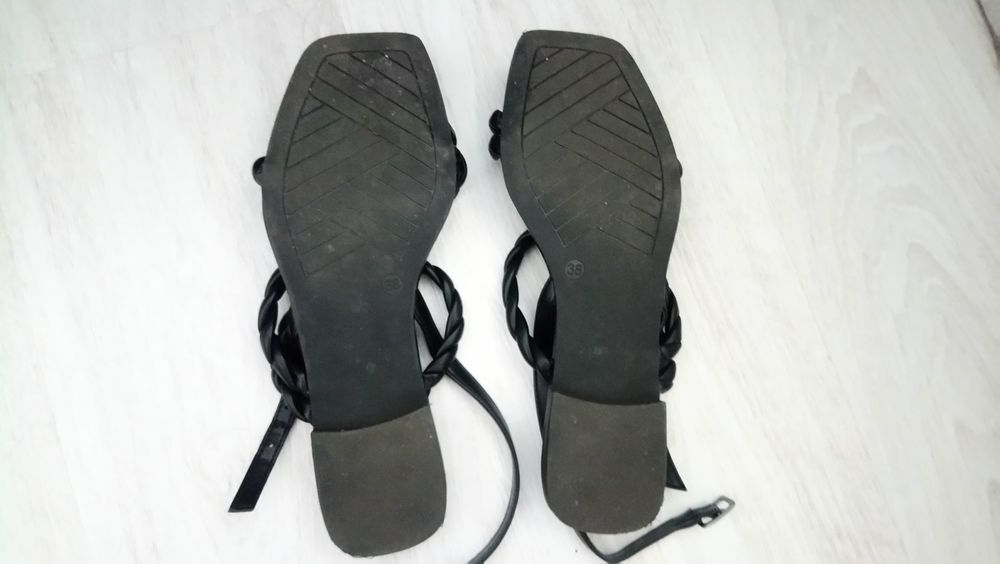 Czarne sandały deichmann