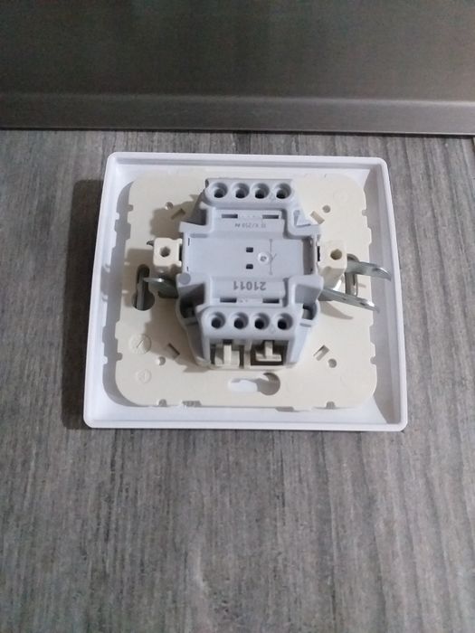 Interruptor Efapel como novo