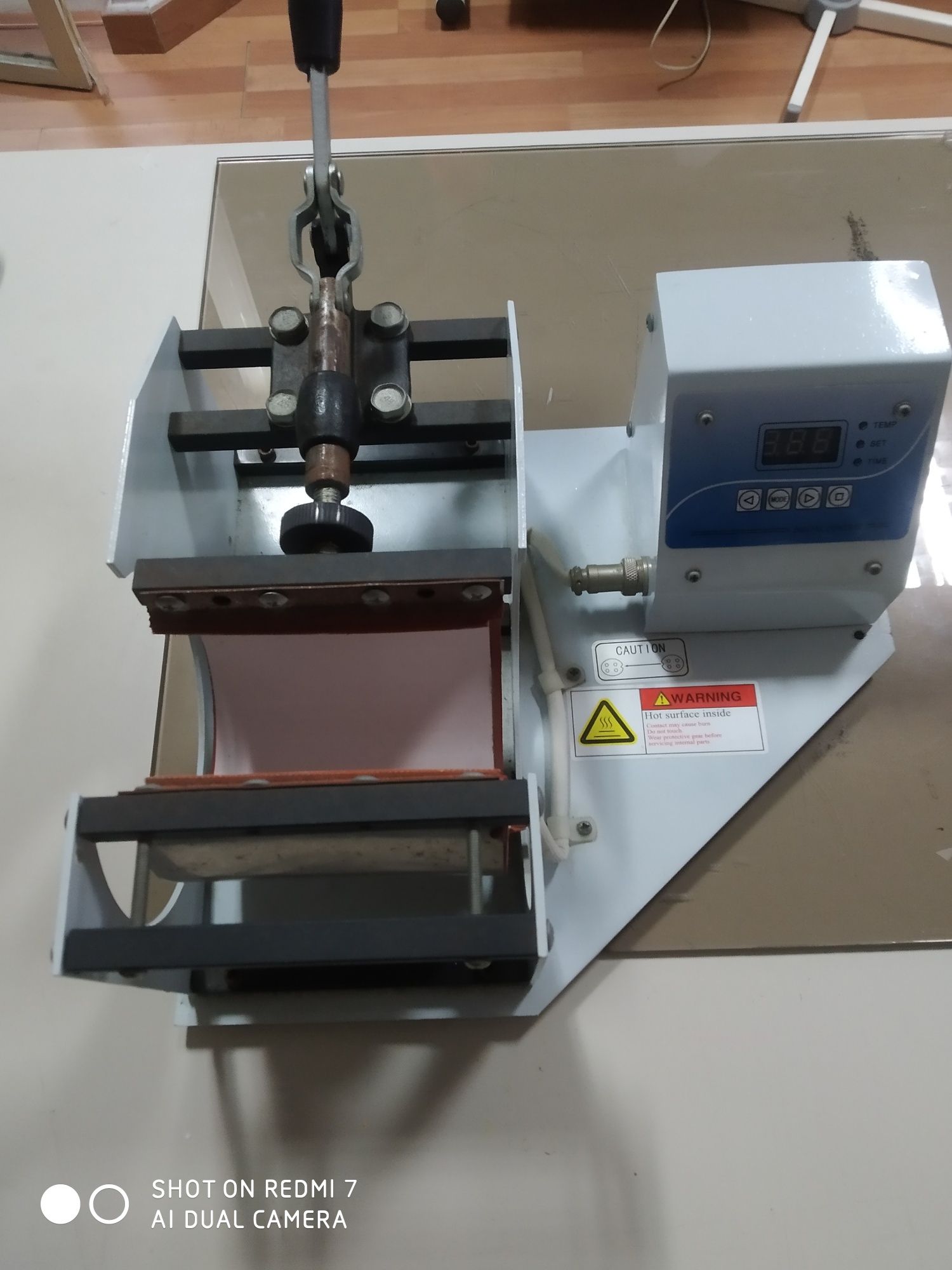 Máquina de estampar canecas