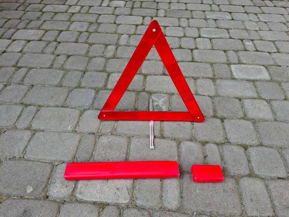 Набір автомобіліста - вогнегасник 2 кг аптечка трос знак жилет сумка