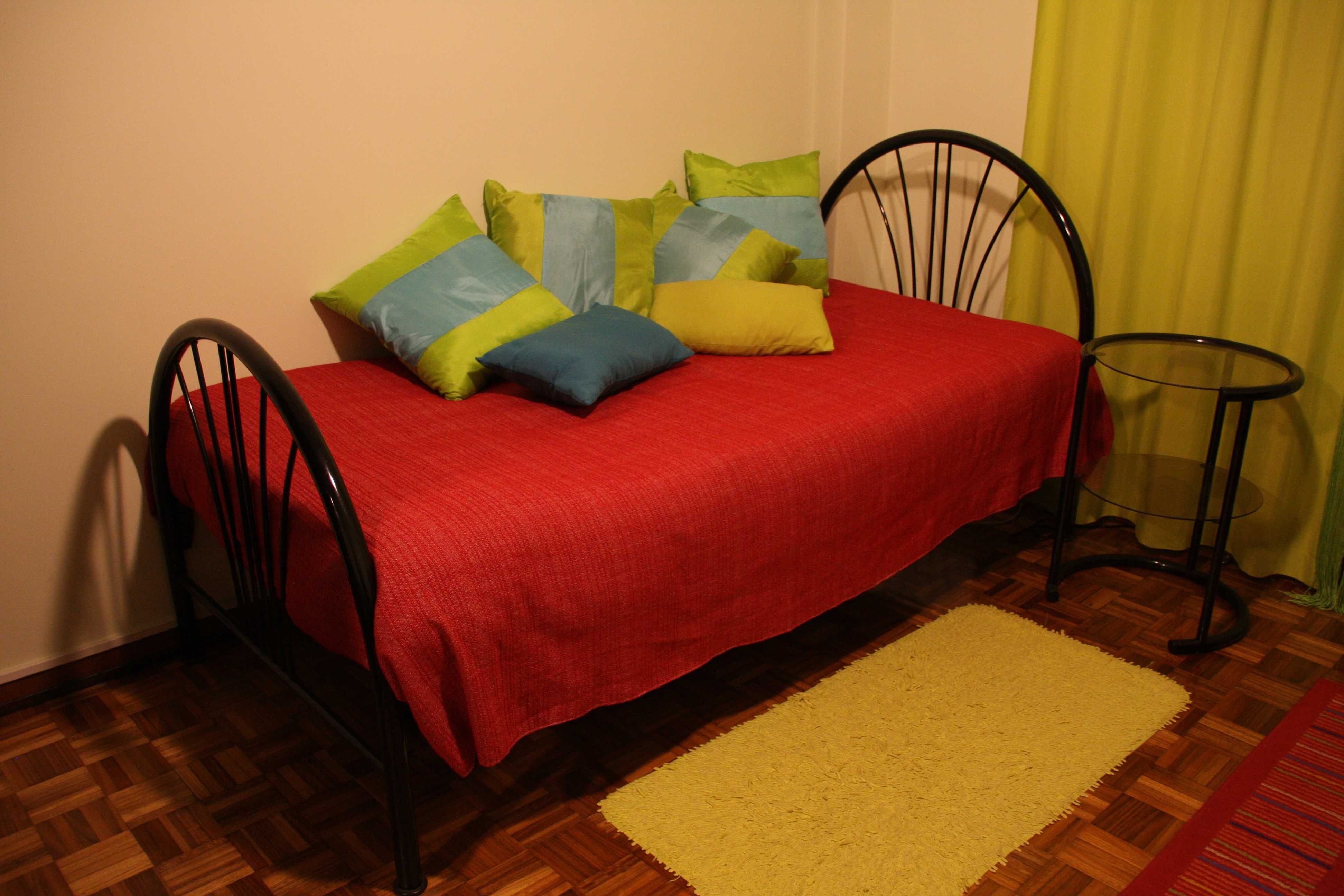 Cama de solteiro + mesa de cabeceira Kit Market