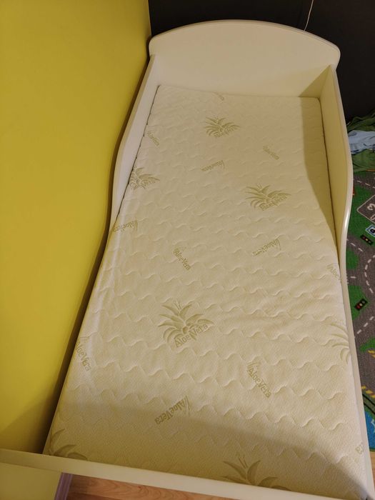 Łóżko dziecięce z nowym materacem