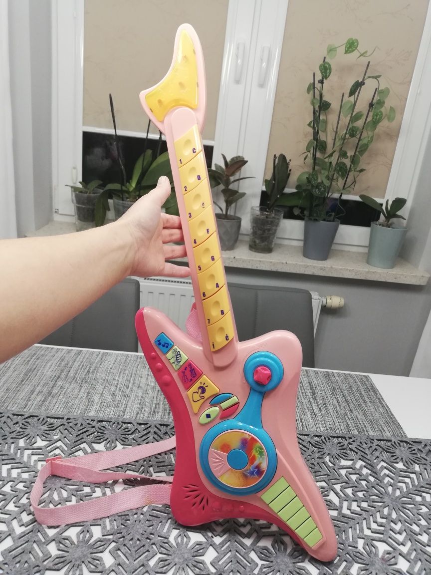 Gitara dla dziewczynki, melodie, dźwięki, świeci