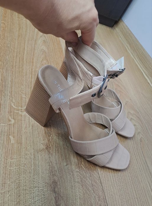 Жіночі бежеві босоніжки на підборах