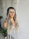Długa peruka blond z grzywką Adel fale 65 cm naturalna gęstość