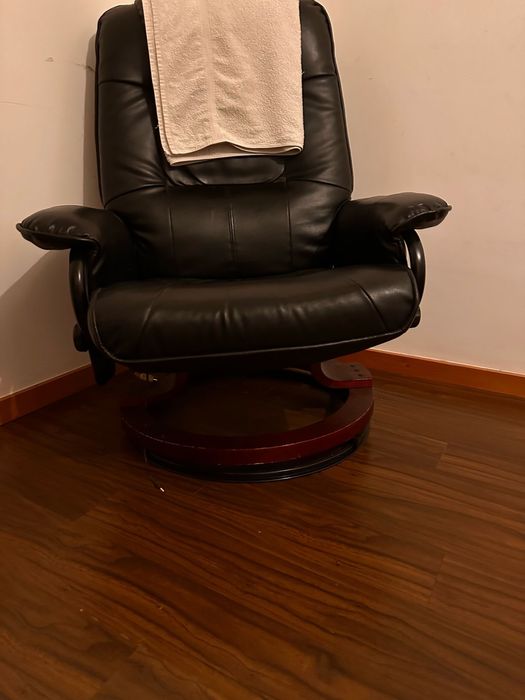 Poltrona em pele reclinavel com descansa pes