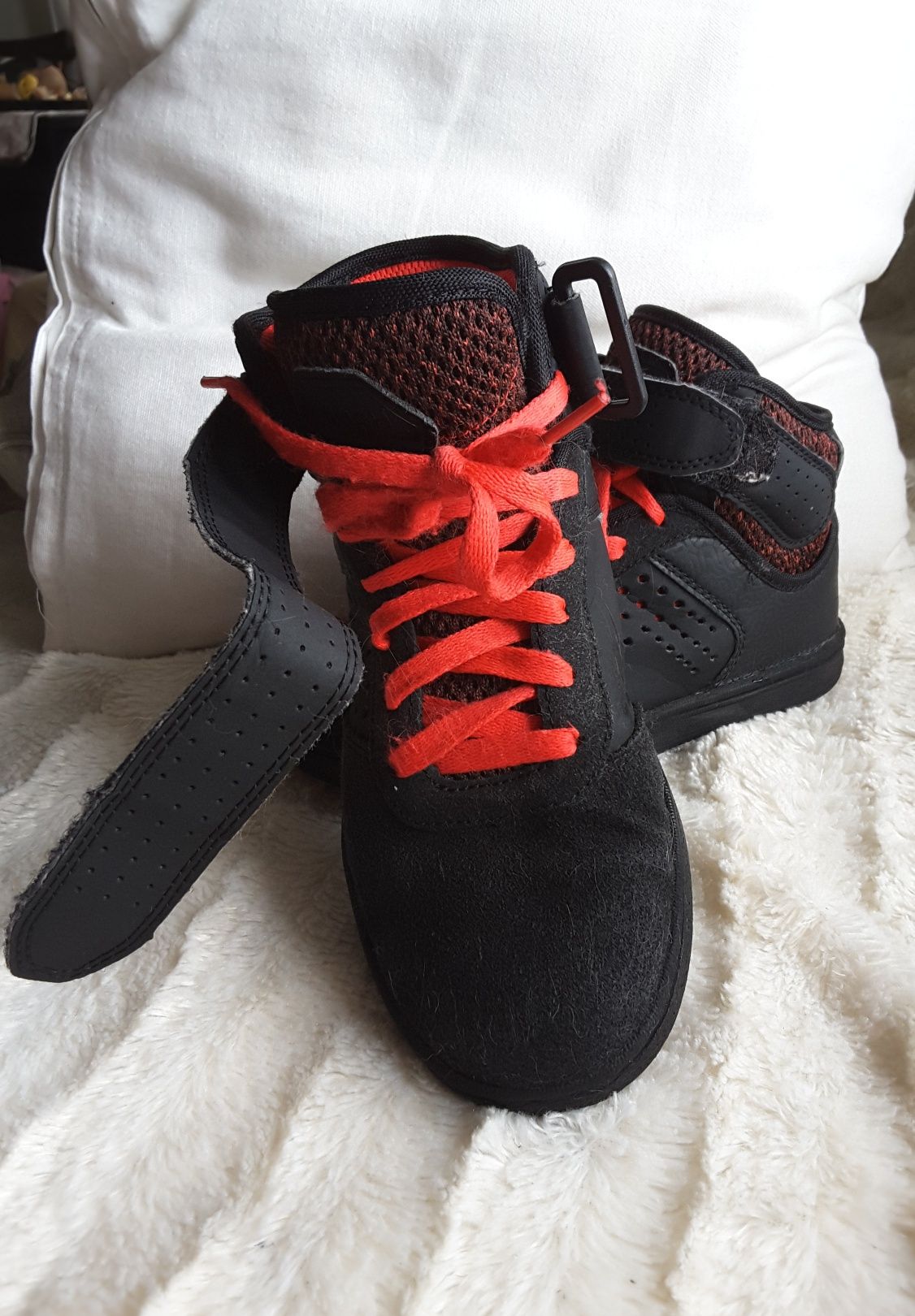 Botas de skate / caminhada / escoteiros - preto e vermelho - tam 34