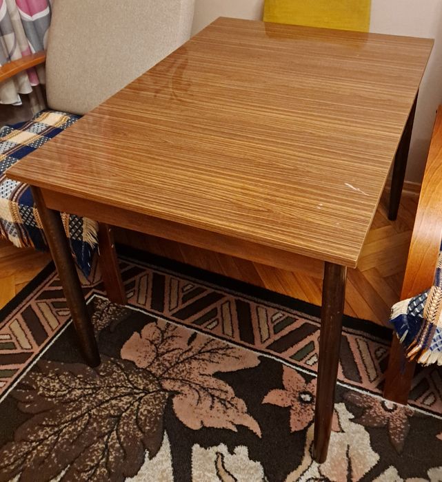 Stół lakierowany rozkladany