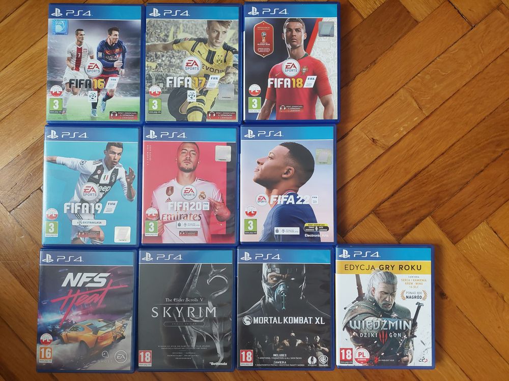 Playstation 4 PS4 1 Tb + 2 pady i gry