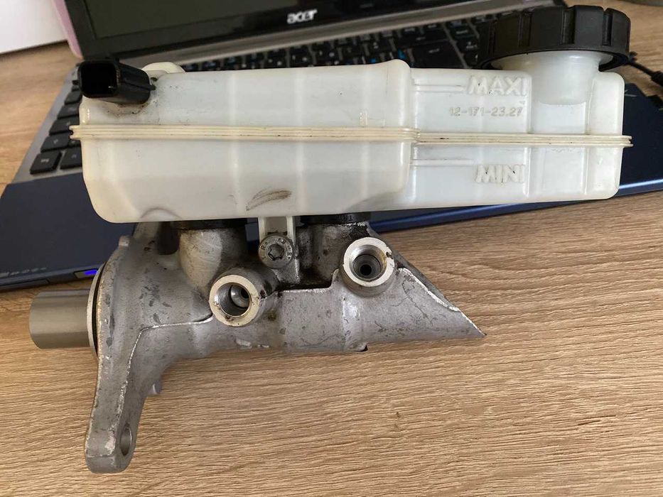 Меган 3 Головний гальмівний циліндр + бачок Renault Megan 3 460910009R