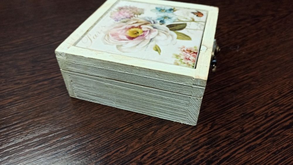 Потрепанная коробка с верхом из плитки с цветочным рисунком (шкатулка)