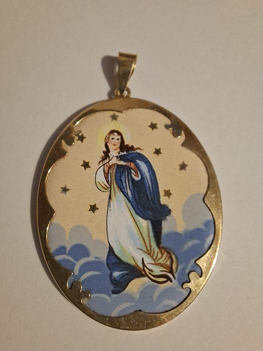 Medalik Matki Boskiej Niepokalanej oprawiony w złocie