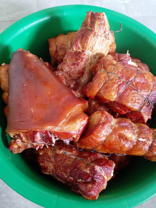 Копченості з домашньої свинини приготовані з любов'ю