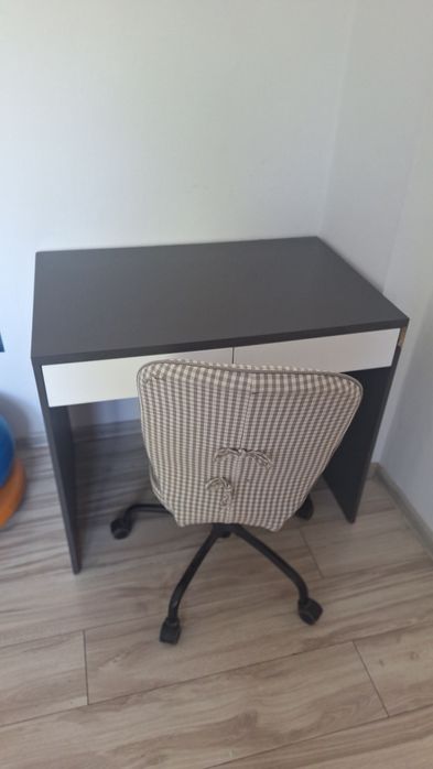 Biurko  z krzesłem obrotowym.