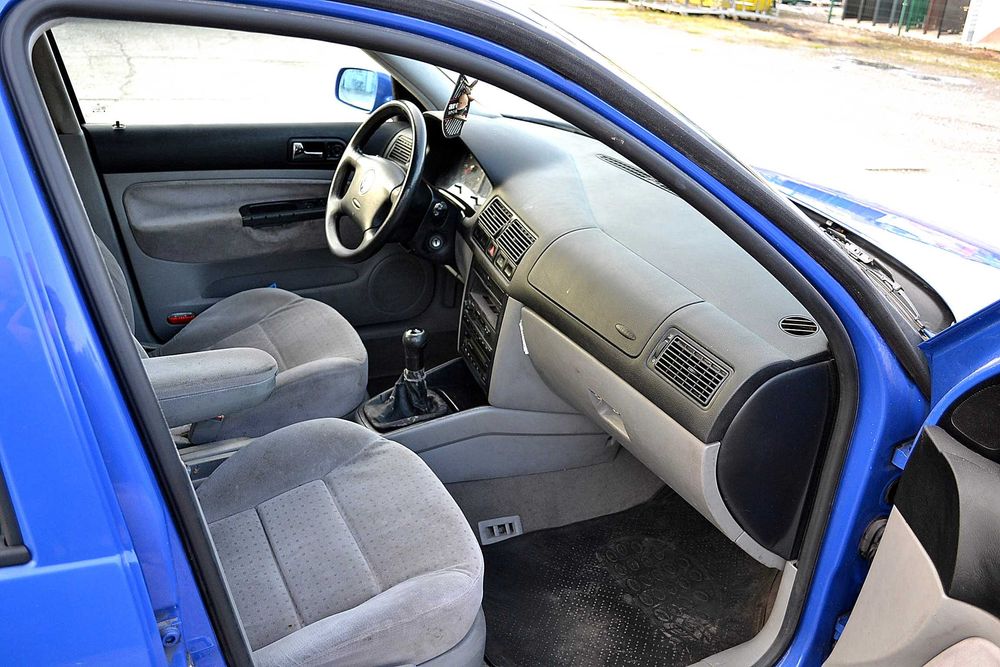 VW - Golf IV  1.6 cm benzyna  , klima , super stan , okazja !!