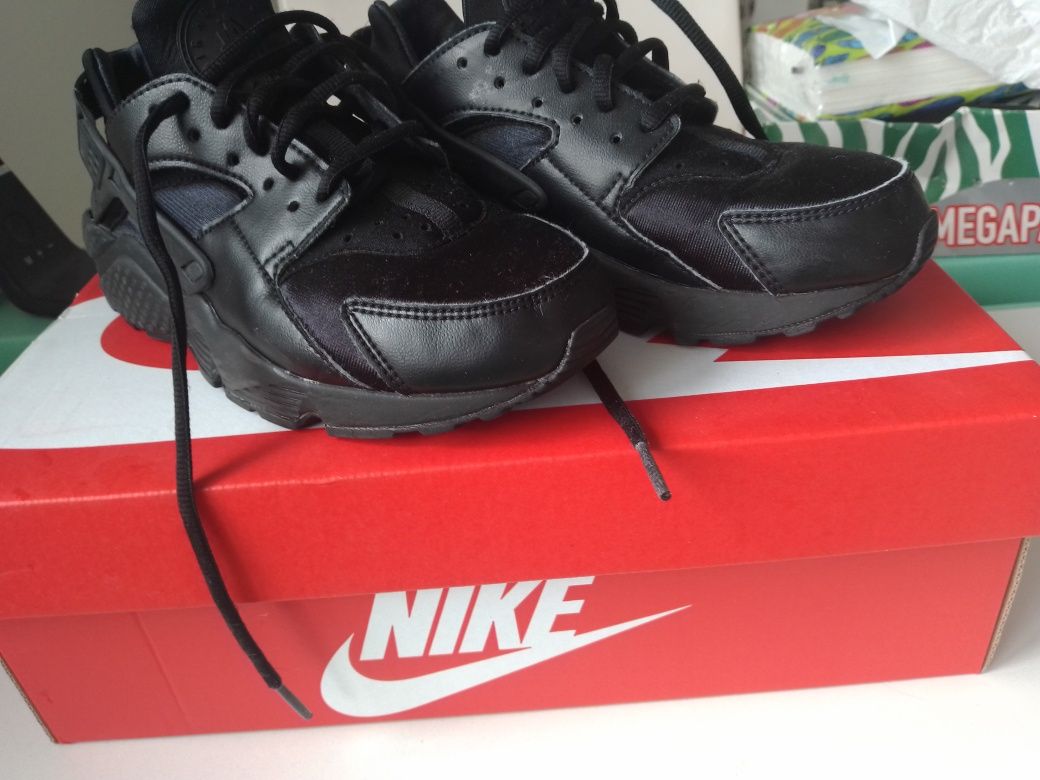 Продам оригінальні фірмові кросівки Nike 23,5 cm