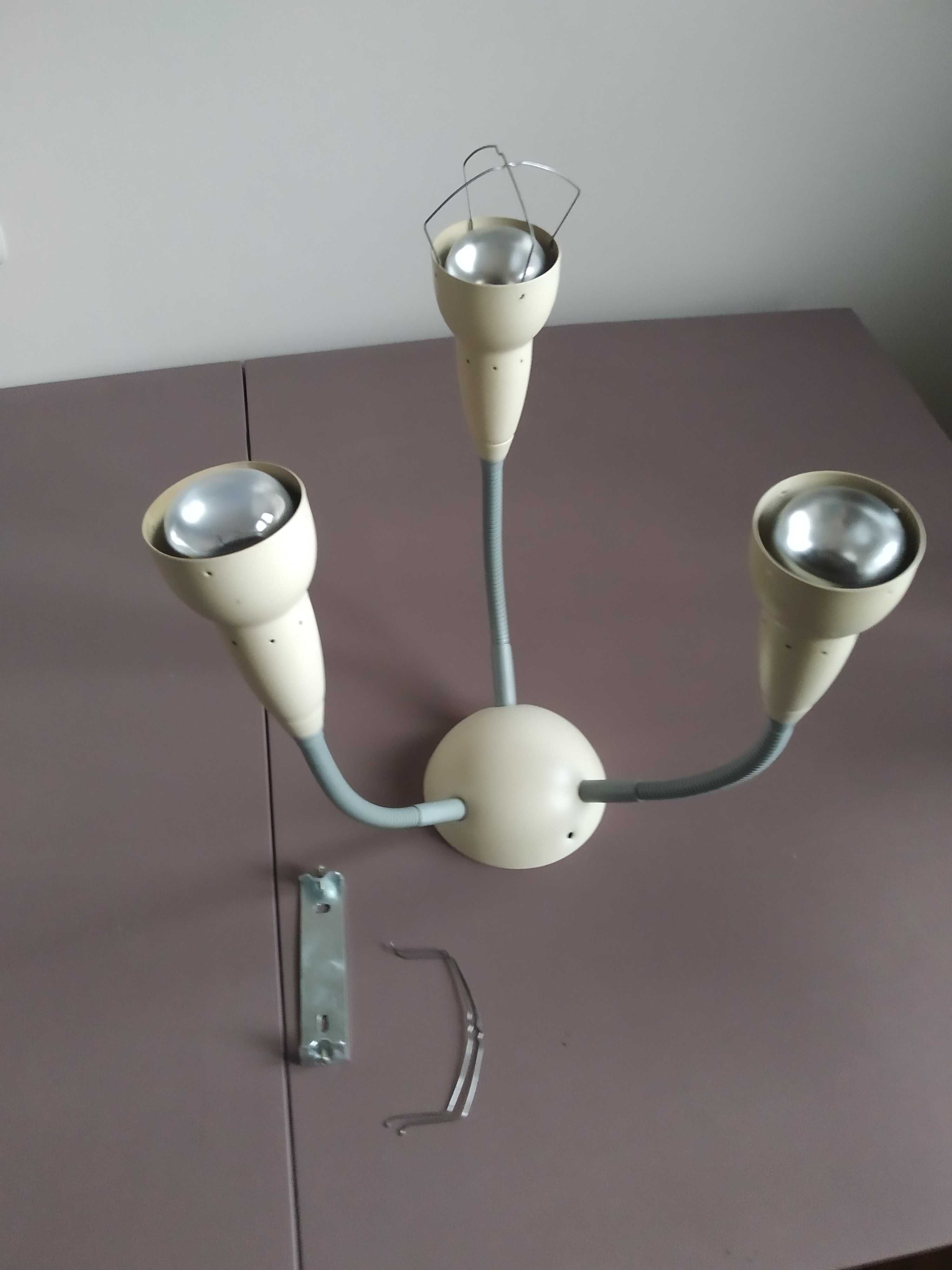 Lampa sufitową lub ścienna z trzema żarówkami E14 40W.